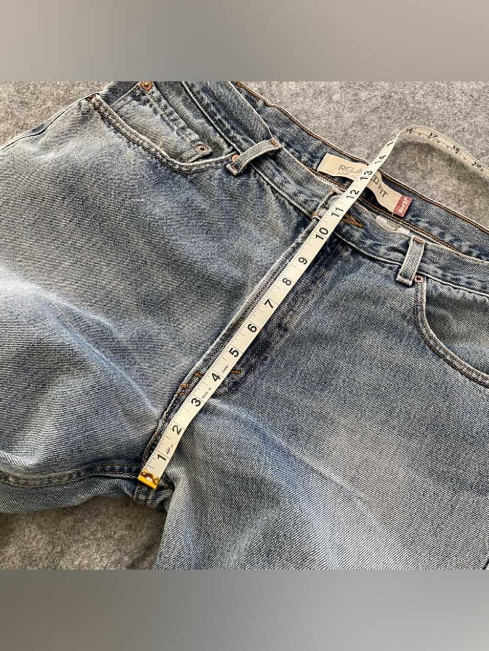 Levis 550 Relaxed Fit Jeans Mens 36x34 Blue Light Wash Distressed 100% Cotton - Picture 8 of 16